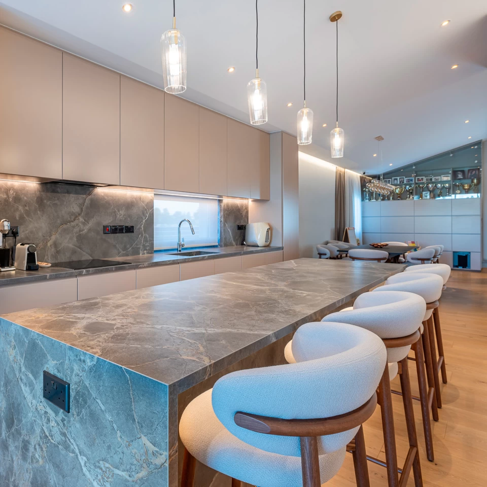 1-kitchen-personality-fior-di-bosco-marble-effect-surfaces-clamp_960_960_50