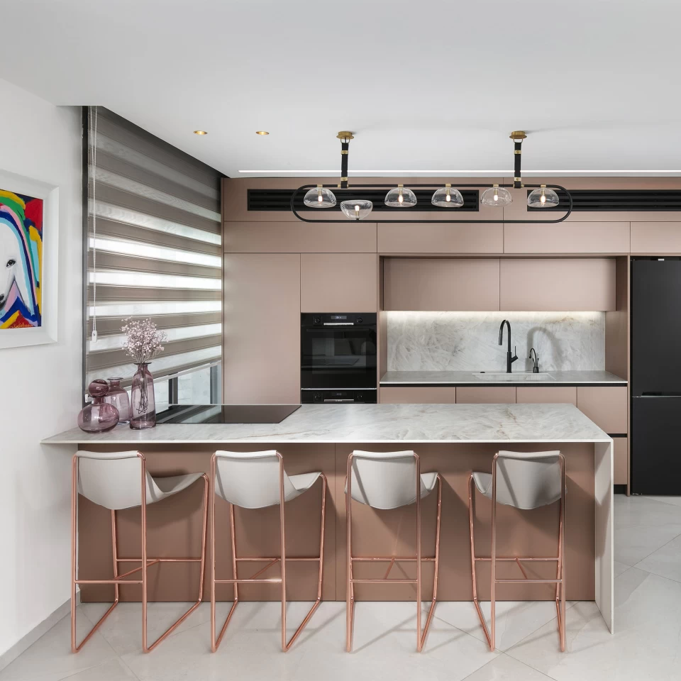 1-modern-sophisticated-kitchen-with-pale-surfaces-and-contrasting-inserts-crystal-white-atlas-plan-clamp_960_960_50